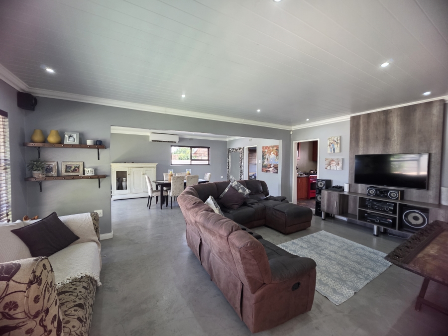 To Let 6 Bedroom Property for Rent in Riebeeckstad Free State